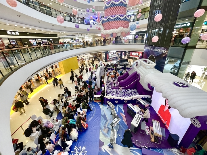 跨年夜商场人流如织 新年氛围感拉满