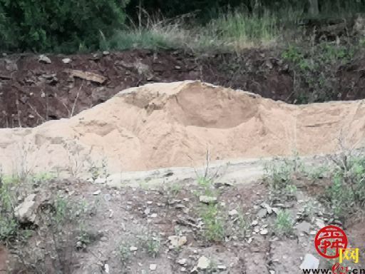 【啄木鸟在行动】南部山区并药路石灰沟村路边渣土裸露