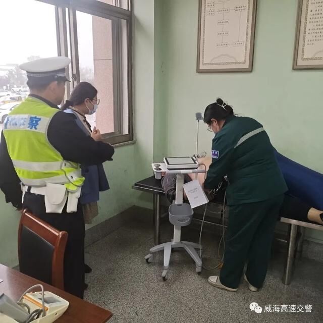 大货车司机高速公路突发心脏病，威海高速交警紧急救助！
