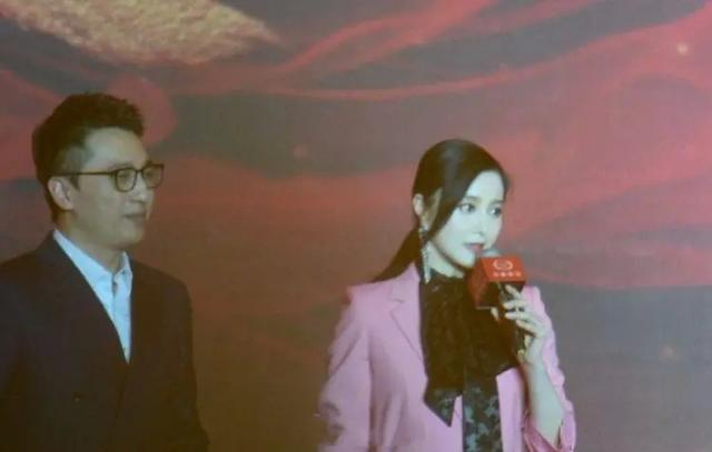 华少悼念高以翔后首露脸主持，与范冰冰同台强颜欢笑