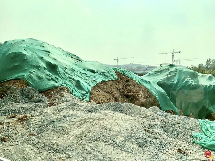 【啄木鸟在行动】长清区丹桂路附近一处工地渣土覆盖不全