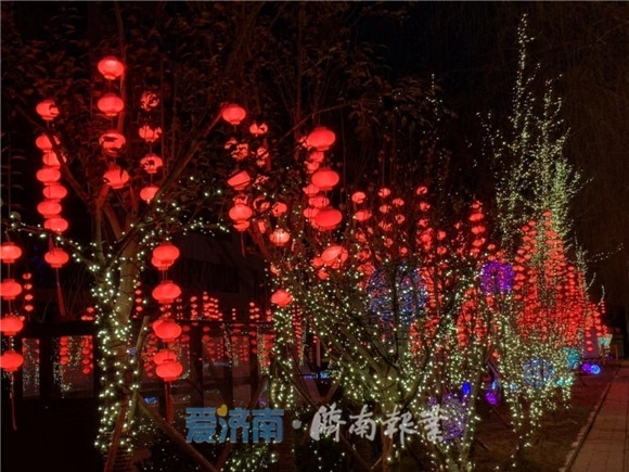 大红灯笼挂起来 扮靓街头年味浓