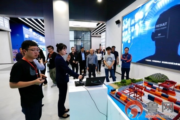 【追寻建党百年足迹 网络名人山东行】人工智能国际客厅：“黑科技”云集强力释放“磁场效应”