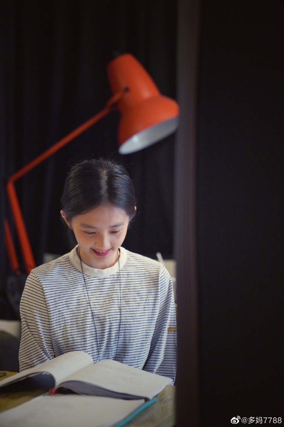 孙莉晒女儿与何炅排练照 多妹扎马尾气质优越