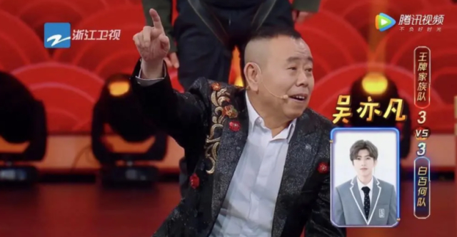 太热情了！观众为了看潘长江演出爬上树，具体是啥情况？