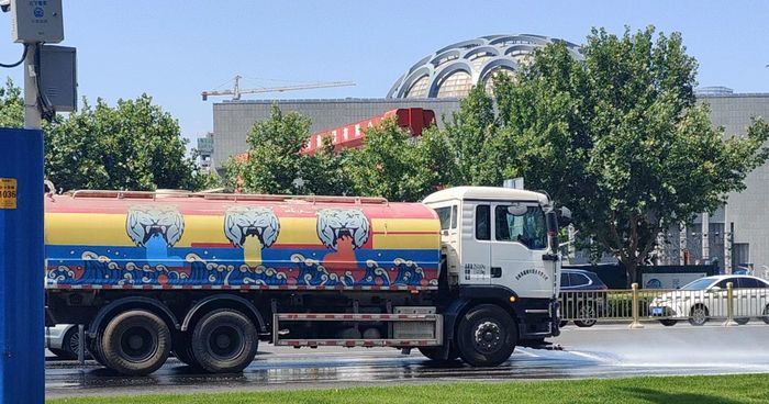 洒水车为路面降温洗尘！济南昨天出动保洁和洒水车辆5240余车次