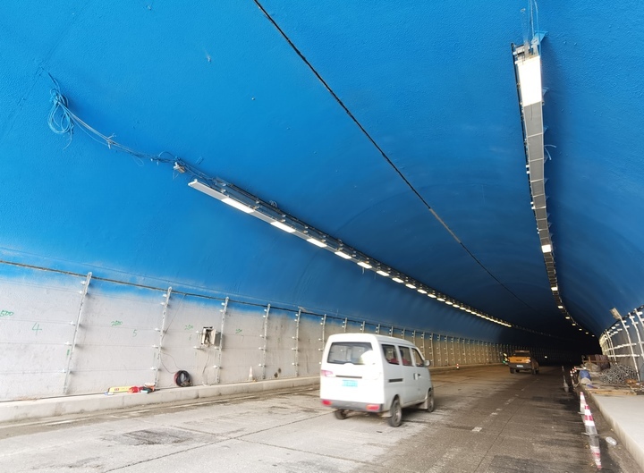 开元隧道拱顶开始大面积喷涂“泉之蓝”，济南将新添梦幻蓝隧道