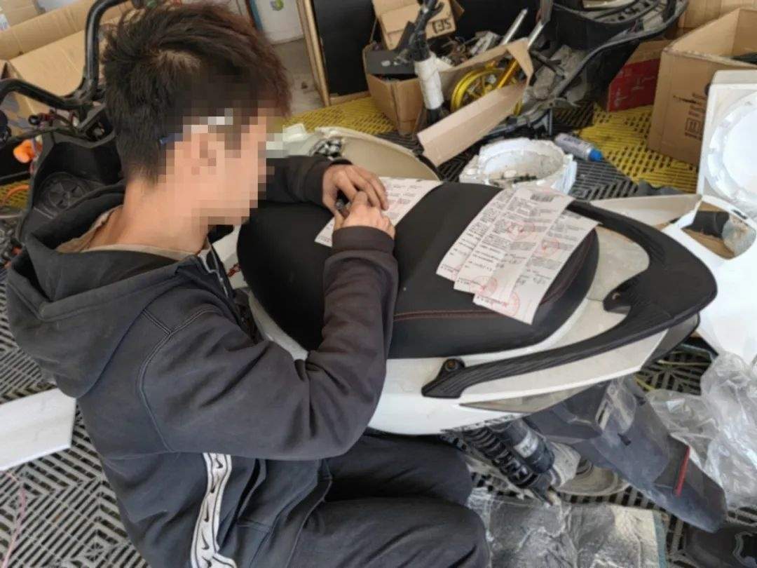 “鬼火”少年狂飙炸街“翘头”炫技,警察蜀黍出手了