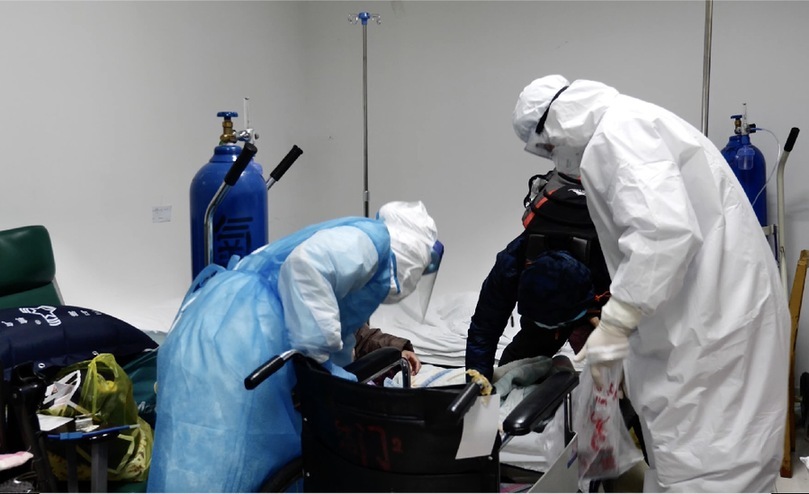 特写｜“应收尽收”总攻下的发热门诊：深夜，终于难得安静