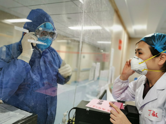 黄冈直击丨同事异地成战友！山东援鄂医疗队员隔窗相望写纸条鼓励：加油！