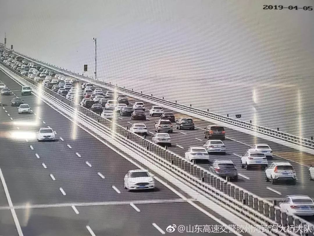 胶州湾大桥变停车场、高速堵到发红 躺在家的人偷着乐吧