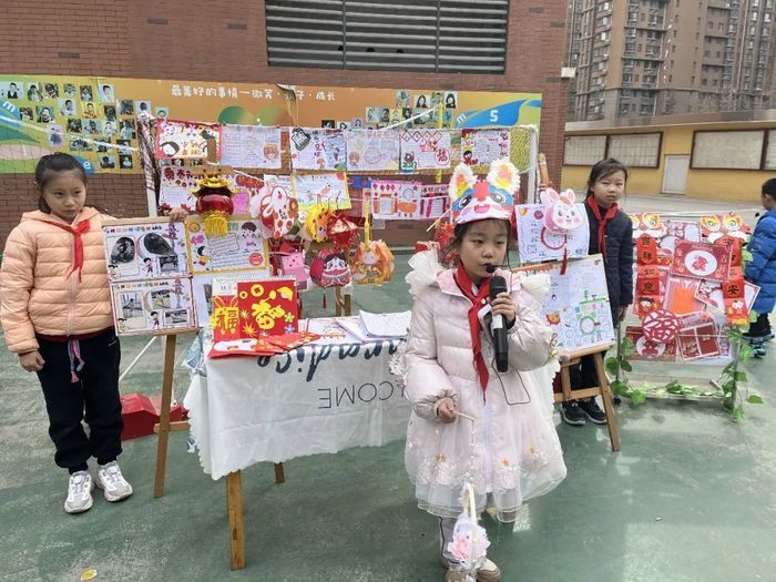 高新区丰奥嘉园小学的寒假昨夜展让孩子们走入“春的集市”