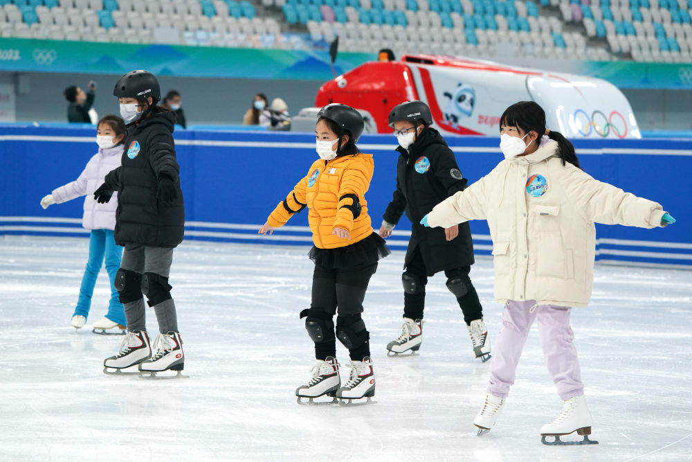 长城脚下“冰雪忙”