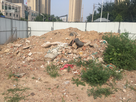 【啄木鸟在行动】水屯北路西泺河路公交站南侧围档内渣土裸露