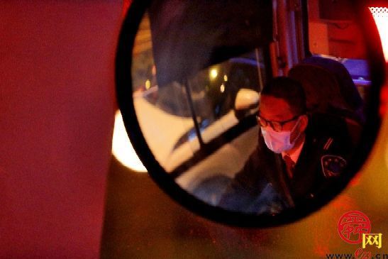 零点公交司机：日复一日 守望城市夜归人