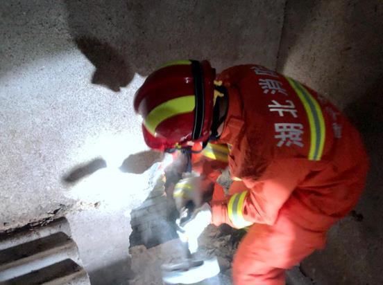 湖北通城：男孩被卡在两墙之间 消防员破壁救人
