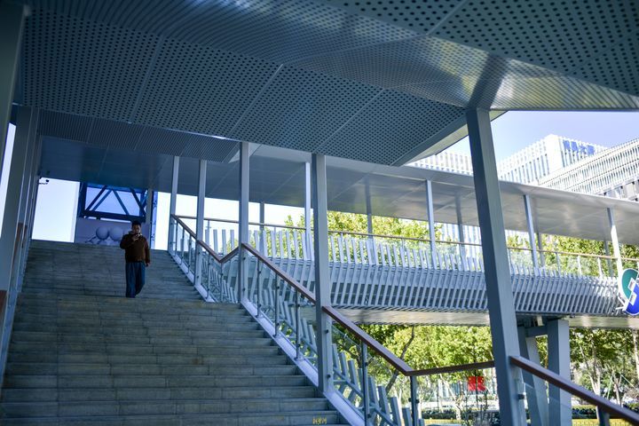 舜华路过街天桥启用  密集高楼涌动车流尽收眼底