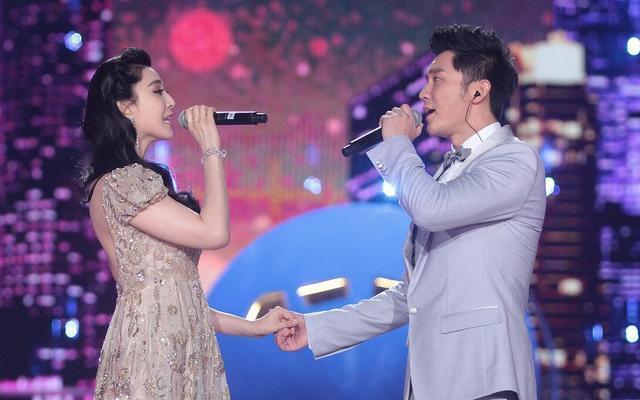 美女|李晨与网红美女共进晚餐，贴心按摩大献殷勤？