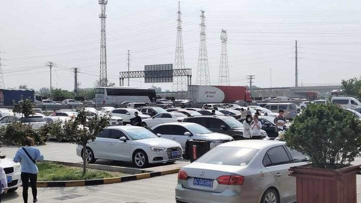 济青高速返程客流有多高？服务区车排队室内比百货大楼还热闹