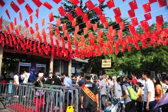 到处都是人从众 假期第二天六家重点监测景区人数破46万