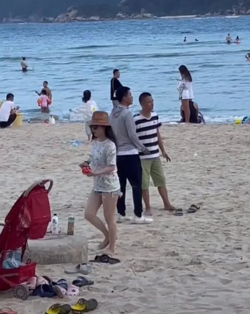 网友三亚偶遇杜江霍思燕夫妇 两人亲和力十足似普通游客
