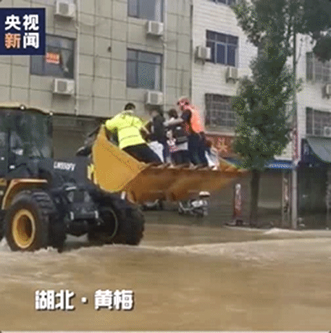 开学季，一大波超暖高校横幅刷屏：这次回来，我想你陪我久一点