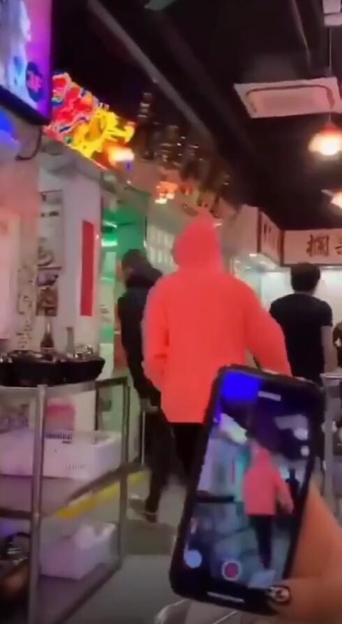 鹿晗关晓彤穿情侣装吃火锅，一前一后包裹严实低调现身