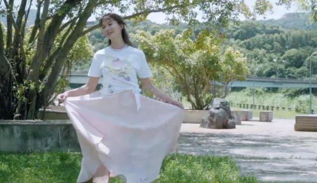 姐姐|林志玲婚后还凹少女感，踩高跟拍写真蹦蹦跳跳，脸却僵了