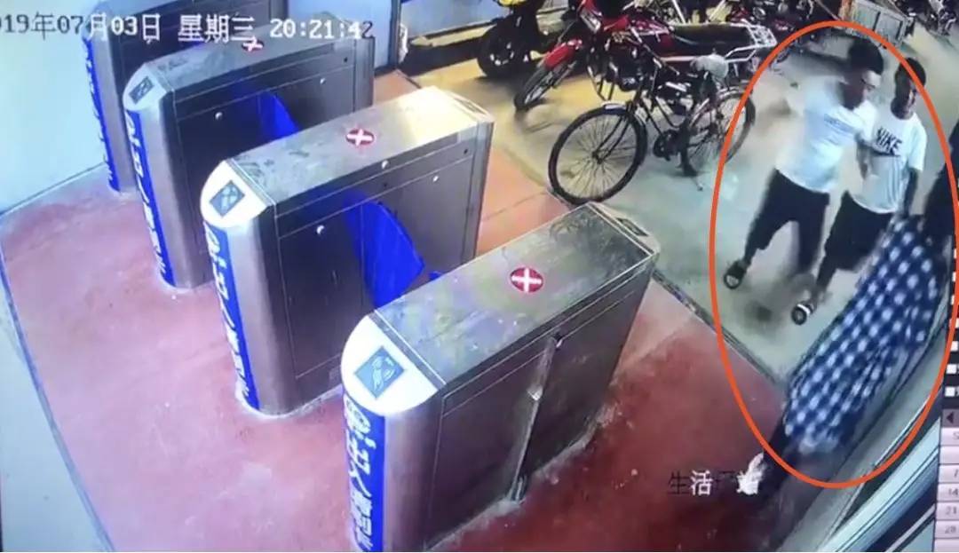 青岛两男子公然猥亵女性并纠集工友袭警，7人被刑拘