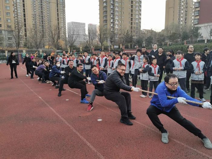 爸爸拔河太拼了！高新区凤凰路学校这样密切家校联系