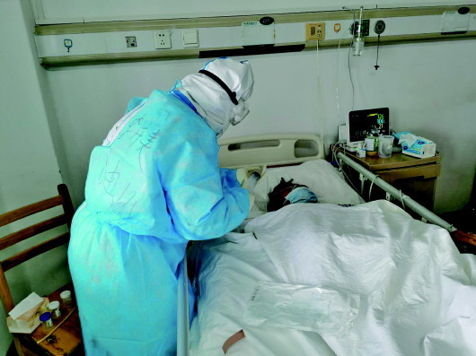 金银潭医院里的生死时速:：三百次按压把病人拉回人间