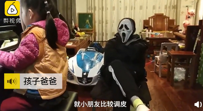 想换个聪明点的粑粑！亲爹戴鬼面具监督女儿练琴：不督促哪有成果？