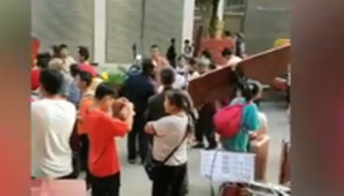 校长回应让学生自带床板入学：不是亲戚家卖床板 明年申请统一采购