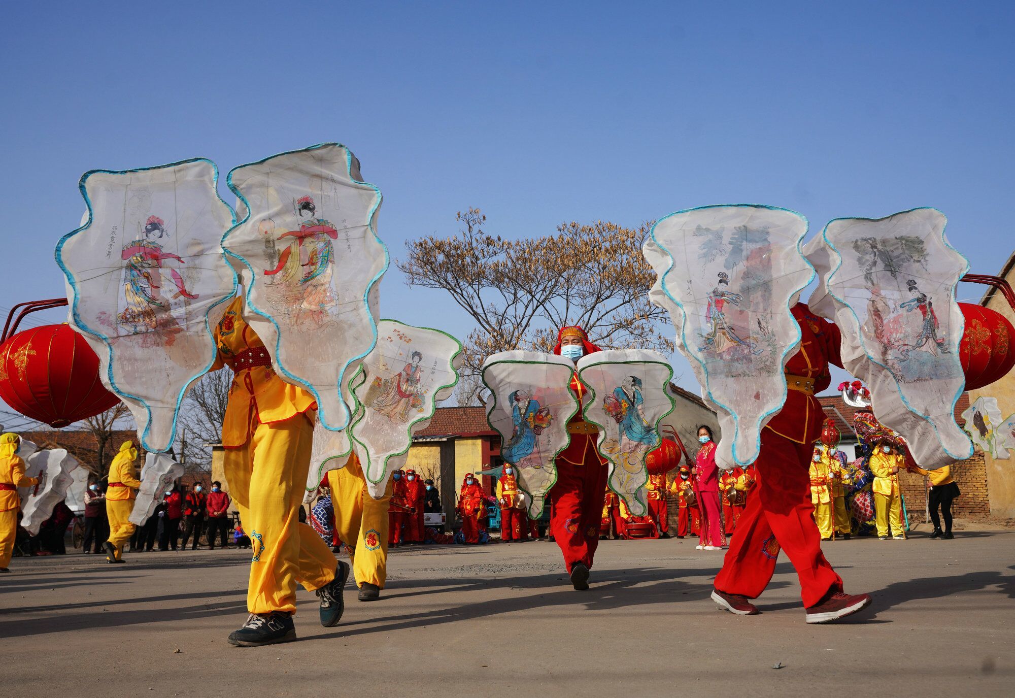 组图丨舞龙舞狮戏金牛，欢欢喜喜过大年