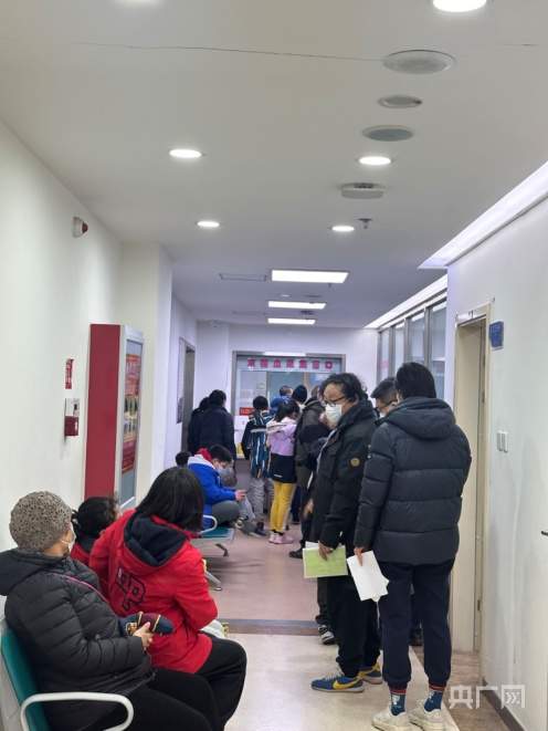 儿童咳嗽发烧扎堆大医院 记者实探社区医院:挂号、抽血、拿药全程不到一小时