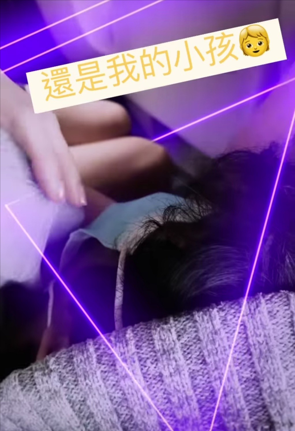 张柏芝晒与两儿子合照 怀抱小Q上演歪头杀