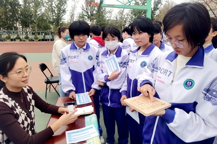 济南中学“人生模拟场”生涯体验日，学生“遇见”未来