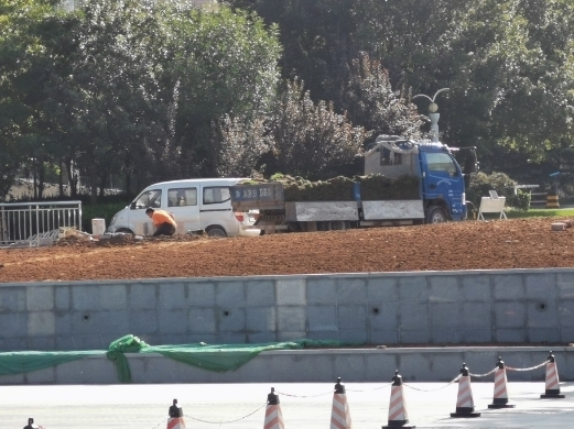 【啄木鸟在行动】舜耕山庄内绿化带施工渣土裸露