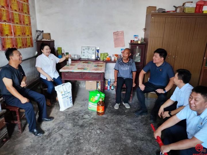 慰问暖人心   关怀显温情——济南城市建设集团“市派”第一书记携爱心企业开展 “八一”建军节走访慰问活动