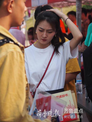 山东艺术学院迎新报到现场，学舞蹈的窈窕女孩，最小的16岁！