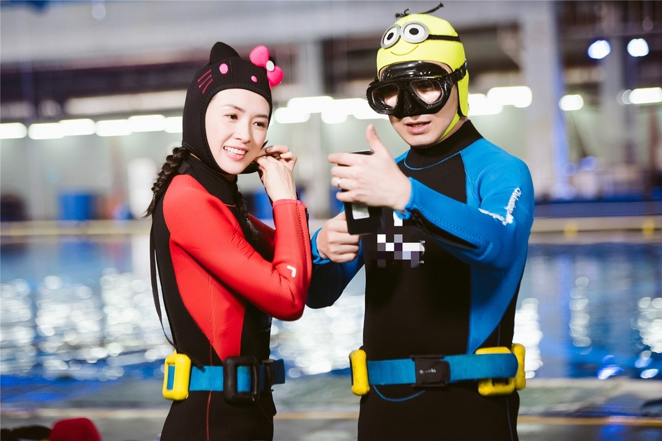 章子怡戴Kitty头套尽显反差萌  与汪峰搞怪撒糖