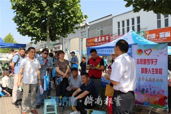 助力学子逐梦 共青团志愿者服务中高考