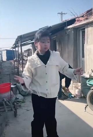 11岁农村女孩跳舞引网友喊话出道简直是老天爷赏饭吃