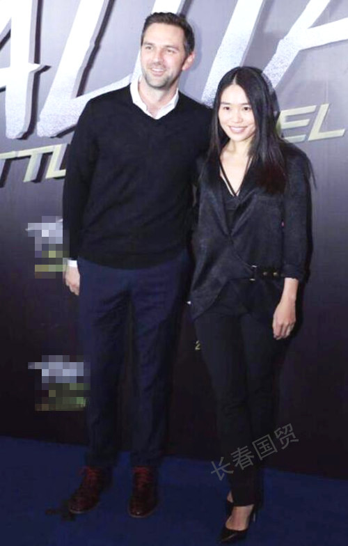 张艺谋大女儿和洋老公合影照曝光，结婚六年恩爱如初