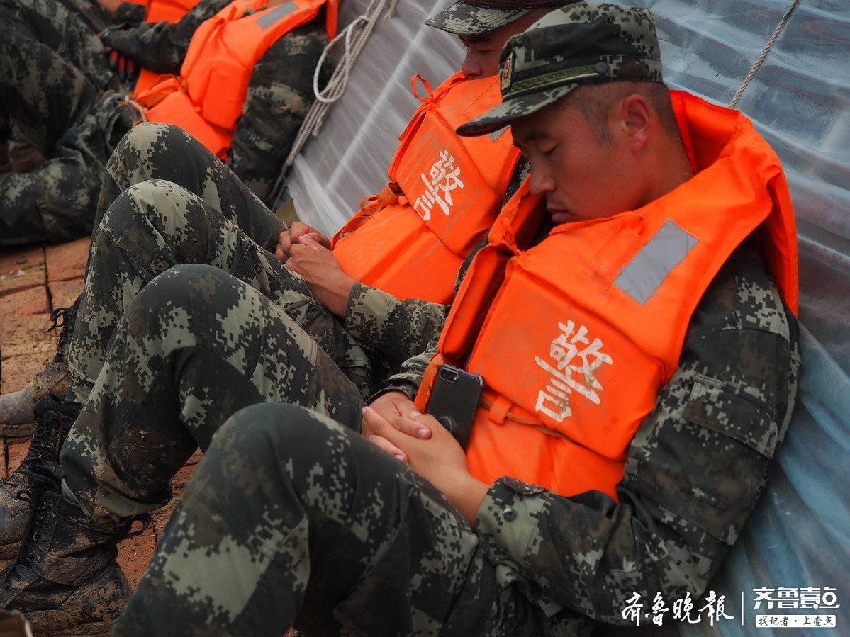 致敬！这是潍坊寿光张僧河抢险救援现场最甜的睡眠
