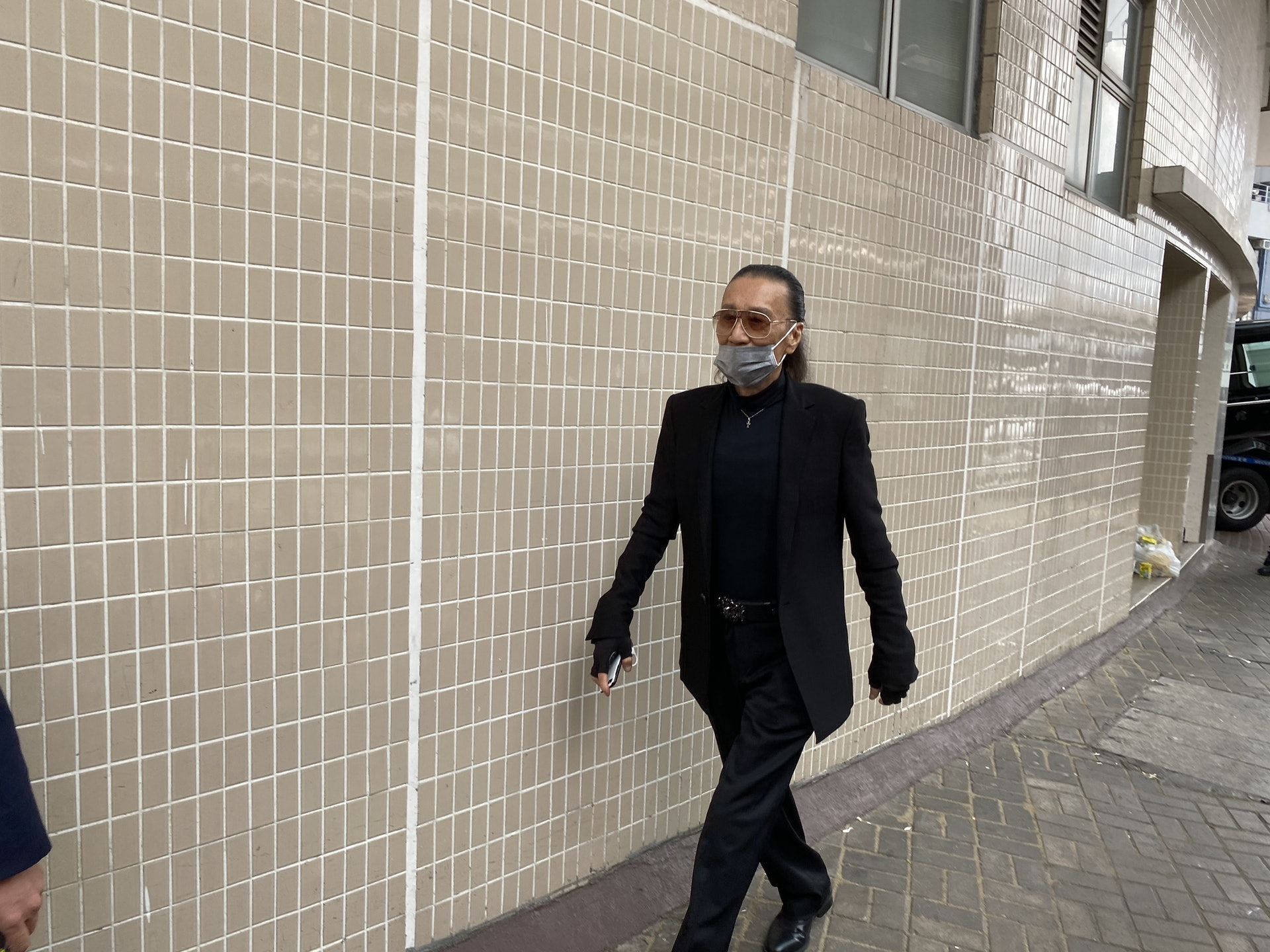 赌王遗体举行转交仪式|独缺17子！赌王遗体举行转交仪式 遗照由二房长子何猷龙捧着