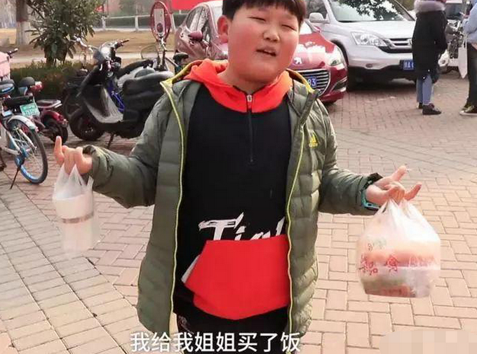 别人家的弟弟！9岁男孩备奶茶等考研姐姐：作业晚上写，白天加油