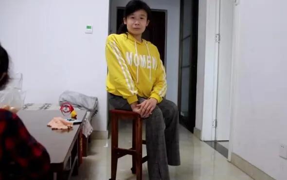 潍坊最美“板凳妈妈”，看哭了...