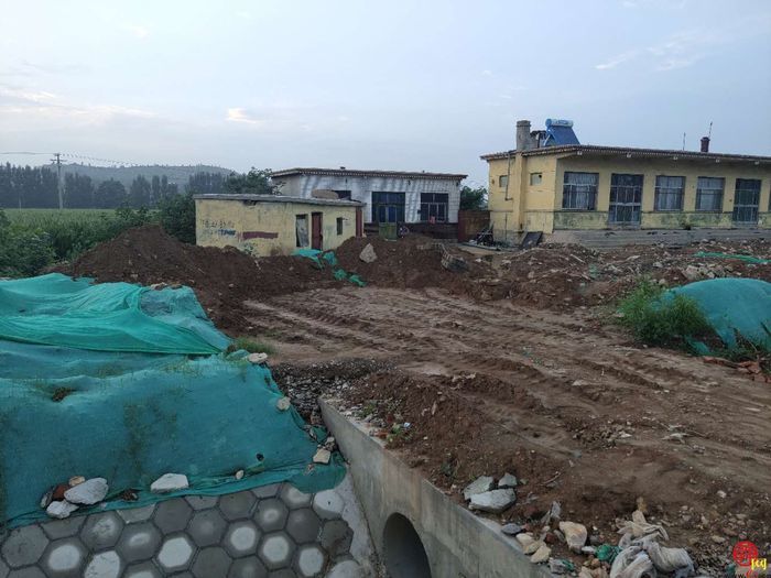 【啄木鸟在行动】长清区220国道潘庄村村委会附近有渣土裸露堆放