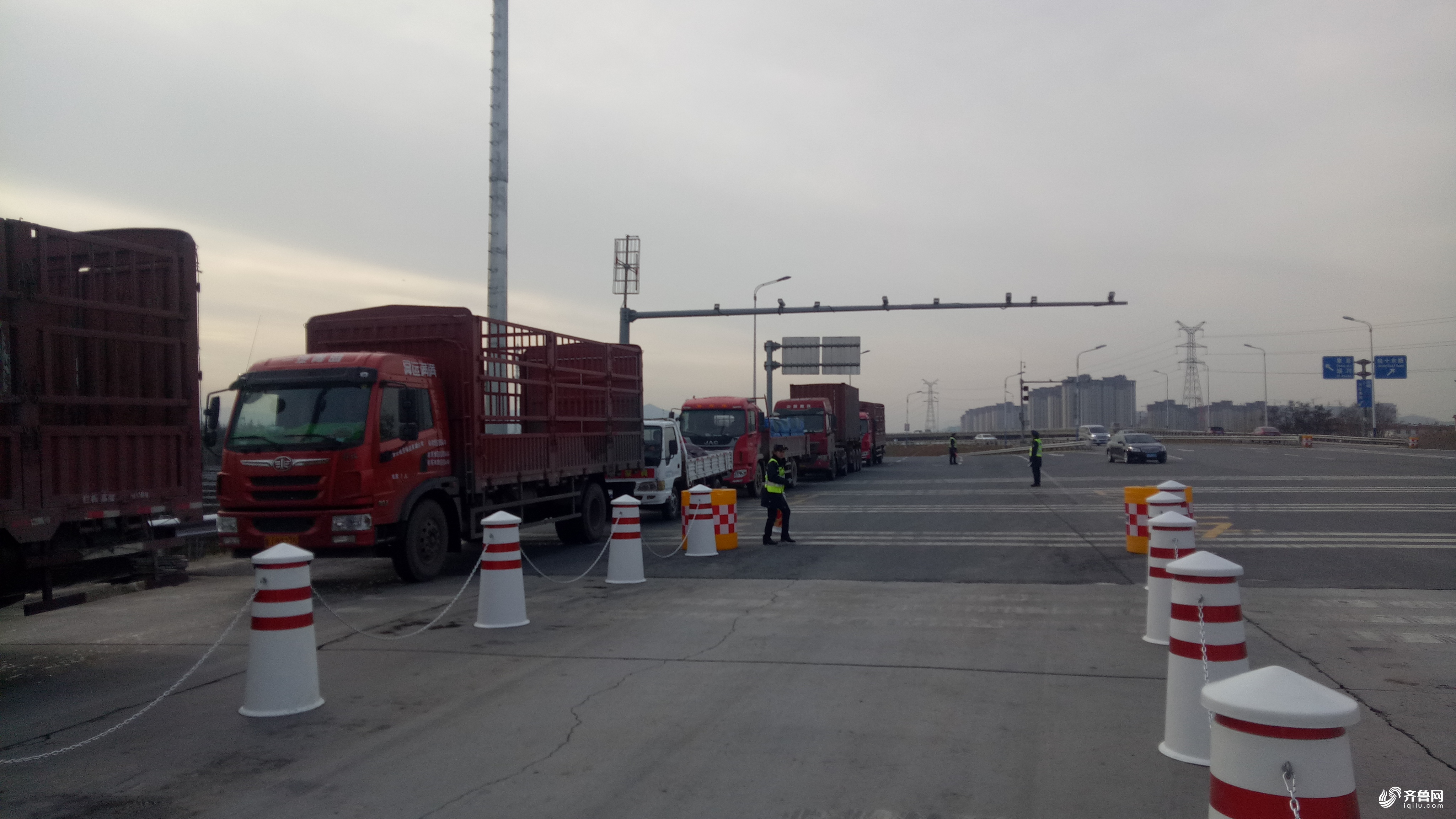山东高速禁行超限超载运输车首日：济南三处高速收费站30多辆货车被查处